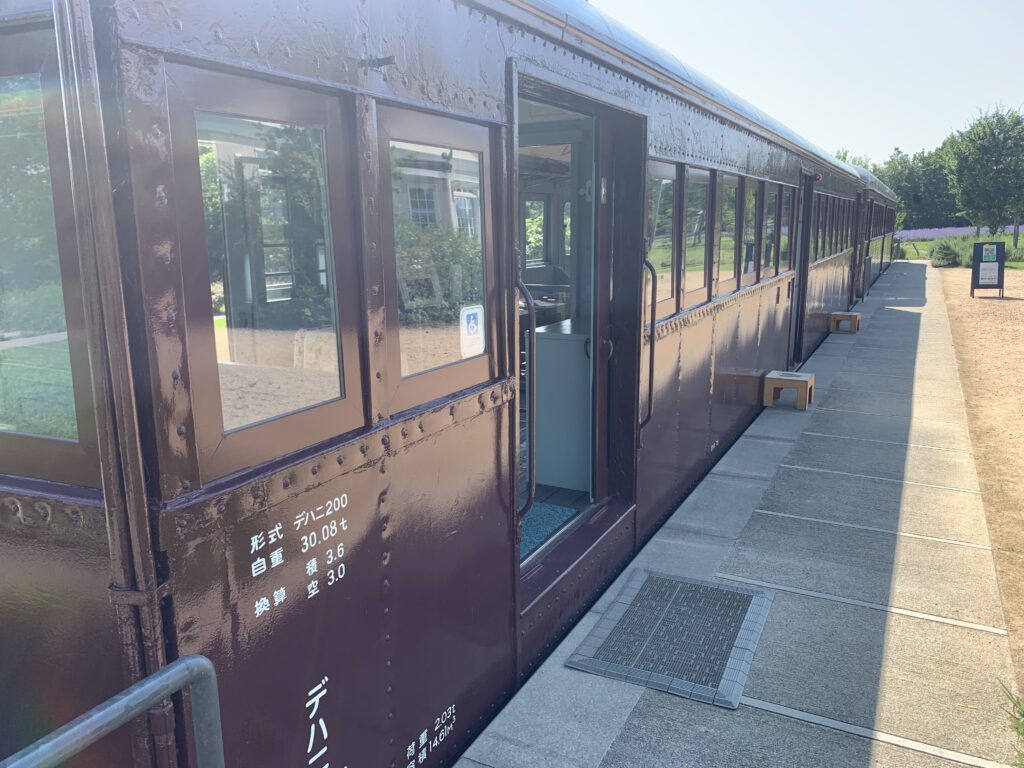 トモエ学園　2両の電車